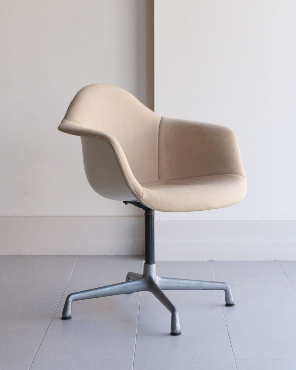Eames Pac Eames PAC Armchair for Heman Miller – Curve Design