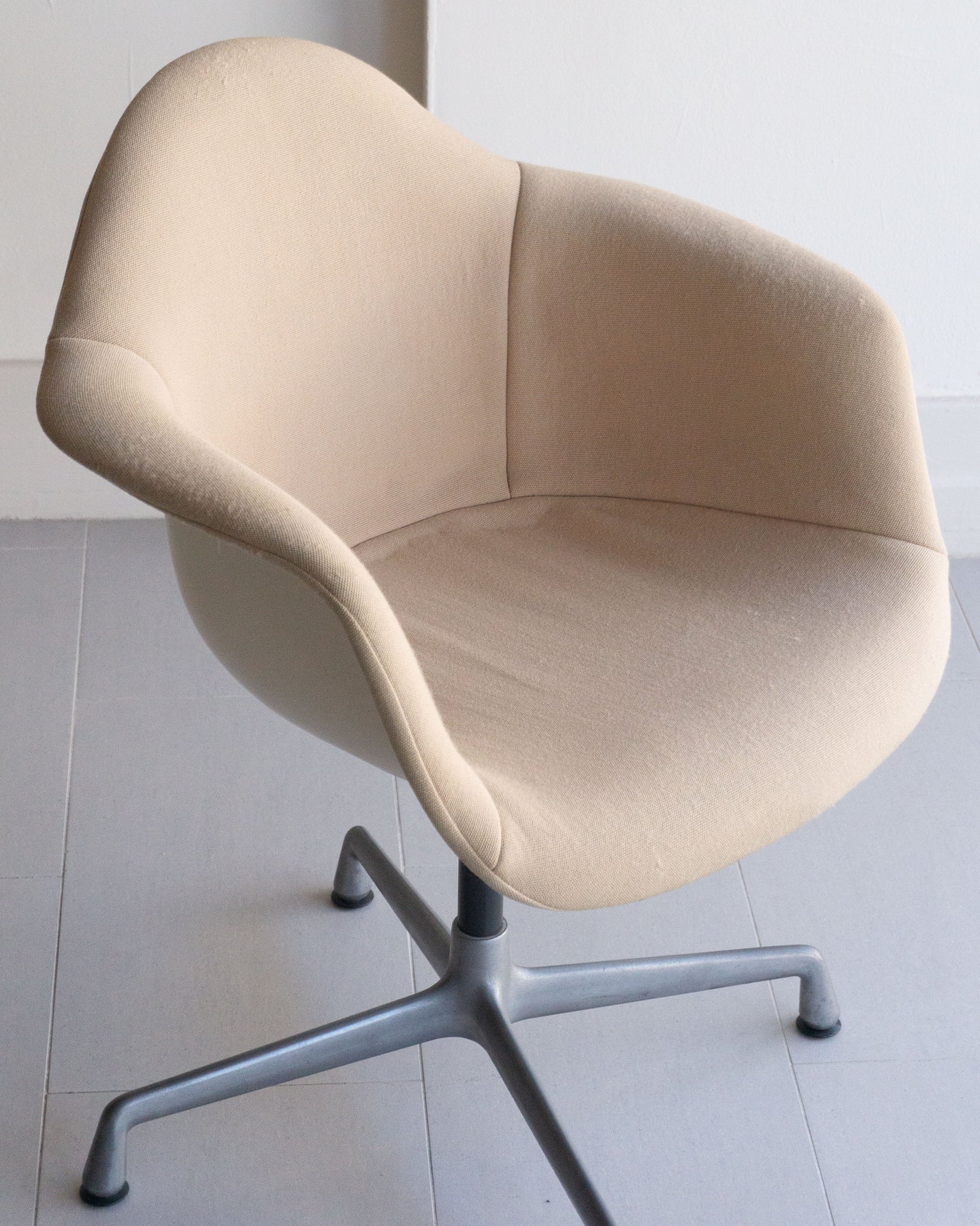 Eames Pac Eames PAC Armchair for Heman Miller – Curve Design