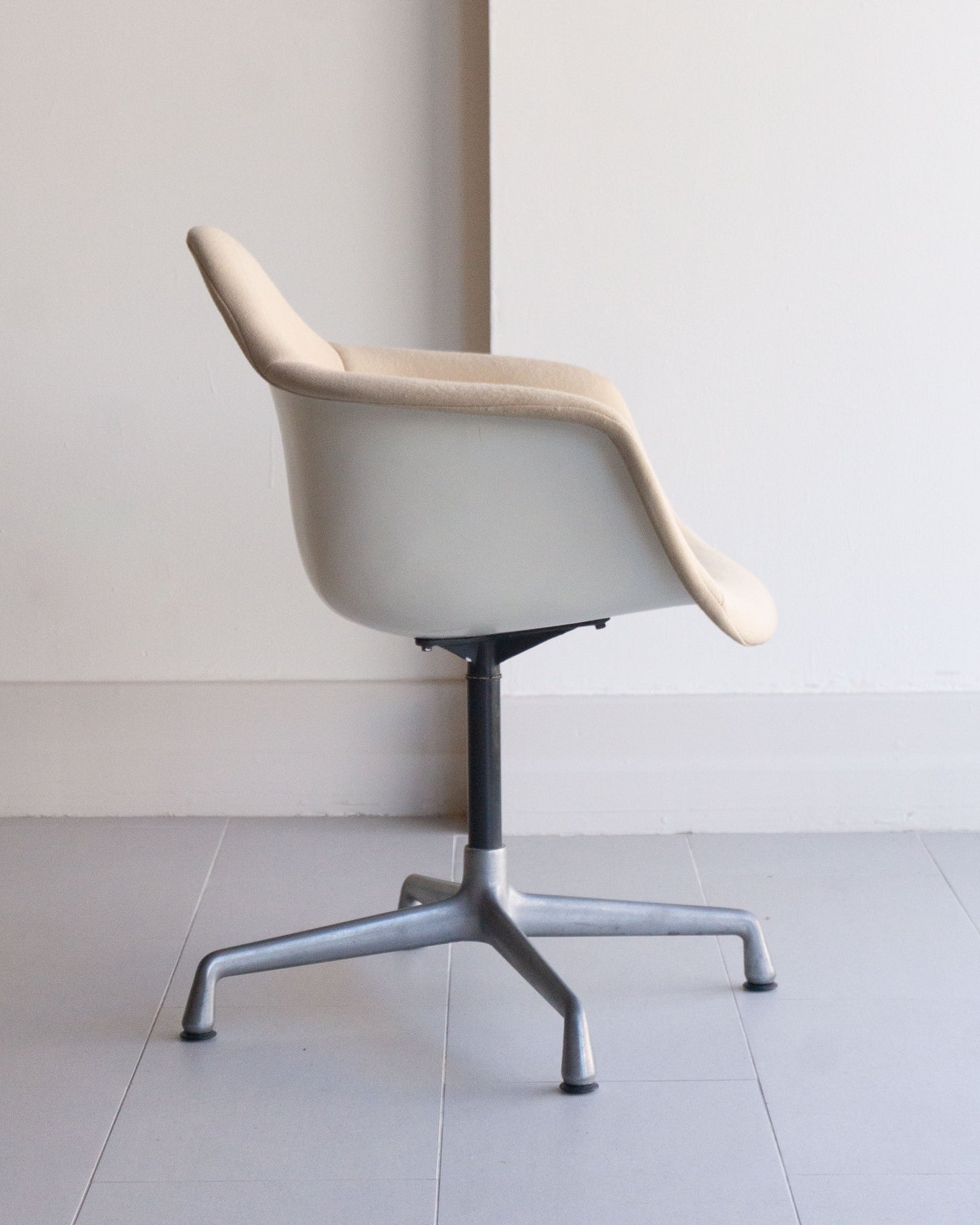 Eames Pac Eames PAC Armchair for Heman Miller – Curve Design