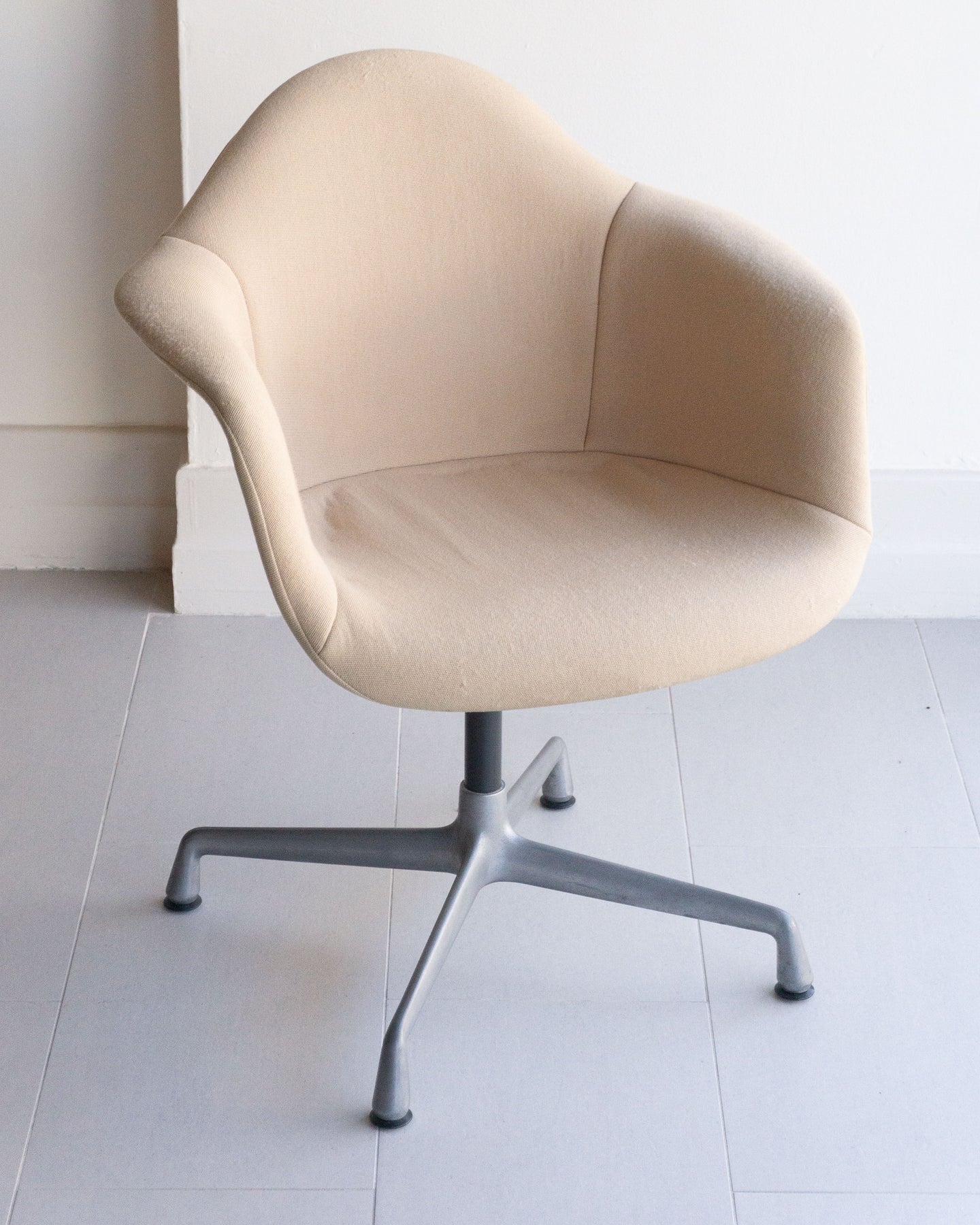 Eames Pac Eames PAC Armchair for Heman Miller – Curve Design