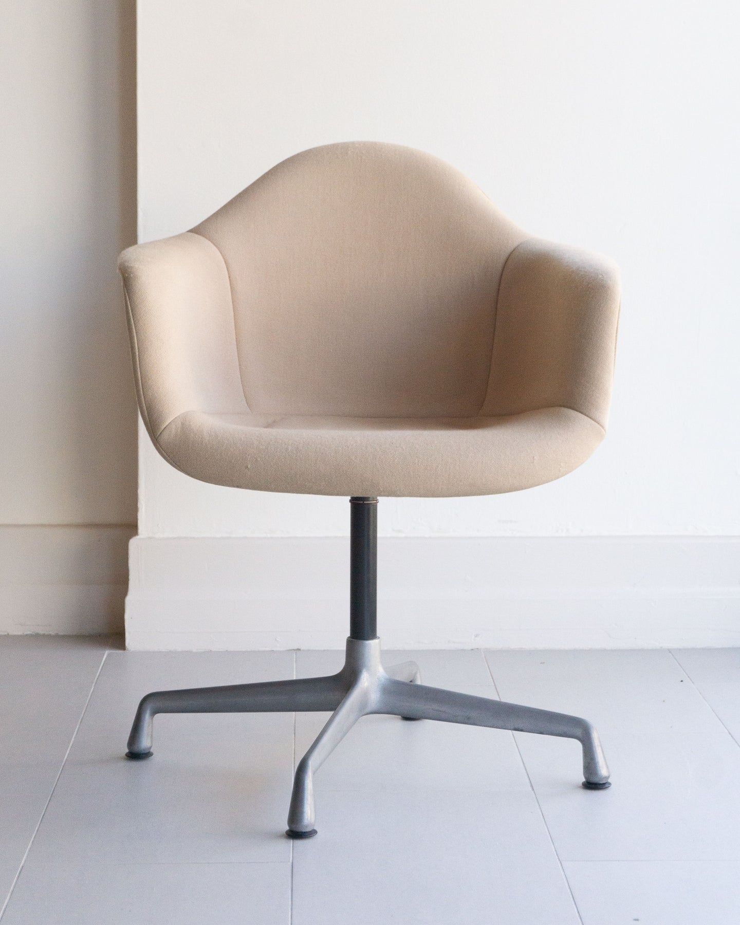 Eames Pac Eames PAC Armchair for Heman Miller – Curve Design